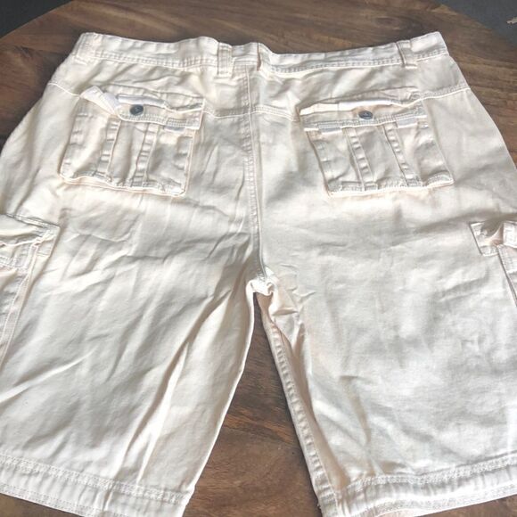 Guang zhou Yuan Trading Co pale yellow cargo shorts size 40 NWOT - Picture 1 of 7